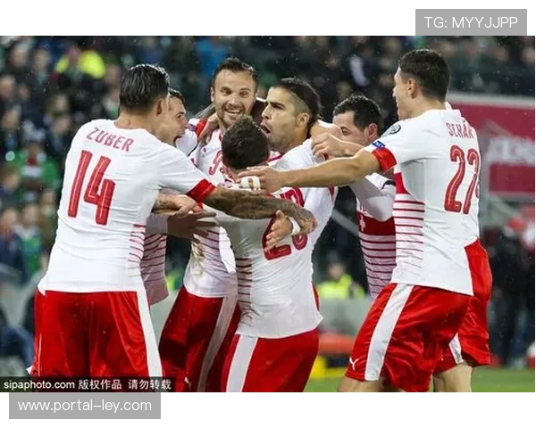 现场球迷求婚成功,主场大屏幕直播引发欢呼 现场球迷求婚成功,主场大屏幕直播引发欢呼